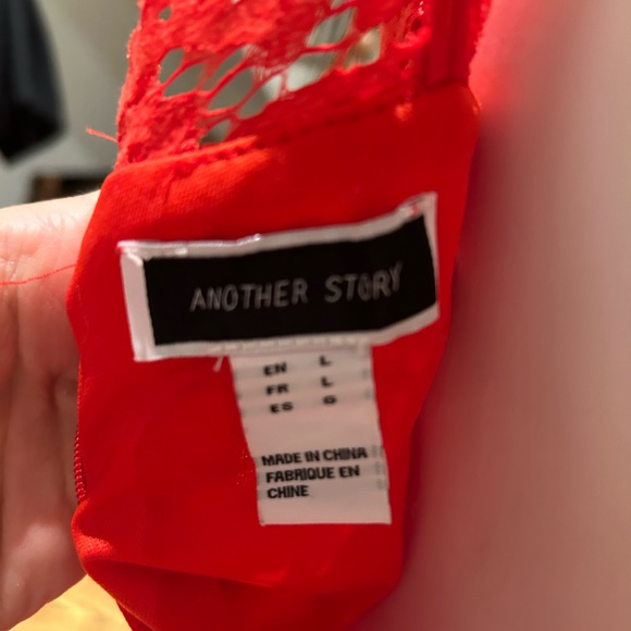 Lace dress bright red.  To the knee - Picture 4 of 4